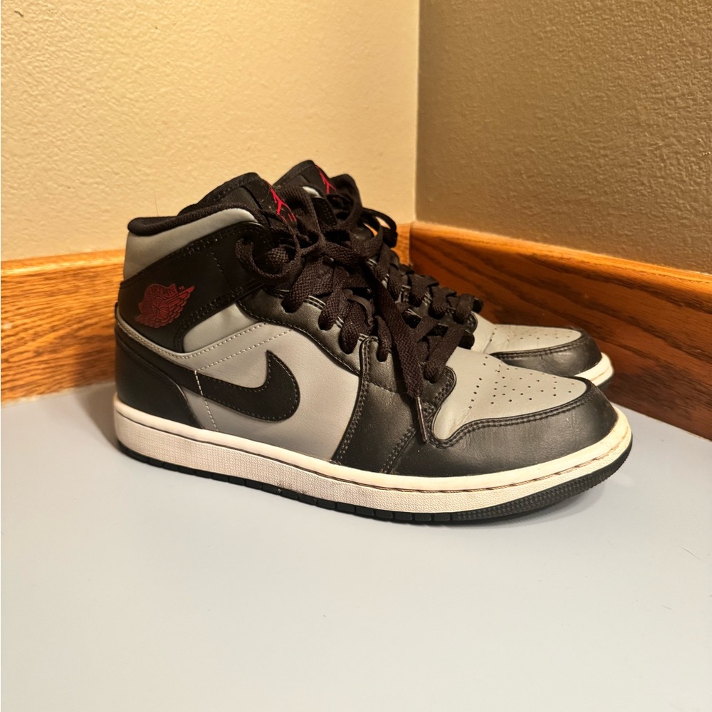 Jordan 1 Mids men’s 8.5